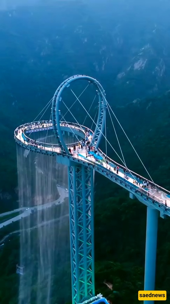 Sky Corridor: An Architectural Engineering Marvel – A Suspended Glass Bridge with Stunning Waterfall Views. Want to experience the most breathtaking high-altitude thrill? +Video