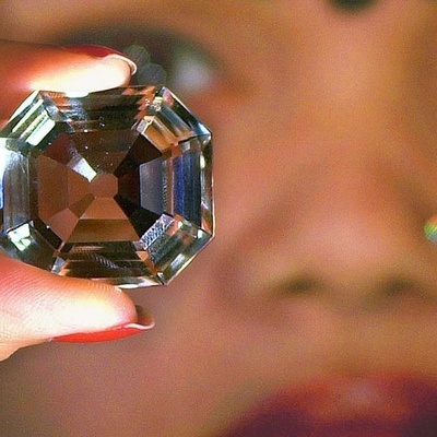 The Most Expensive Gift in History That Has Captivated Generations 💎 / A Jewel Steeped in Blood and Intrigue…