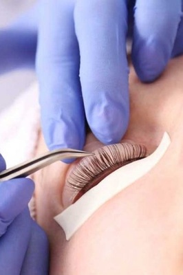 What Is the Islamic Ruling on Eyelash Lifting and Lamination?
