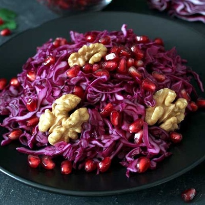 How to Make a Gourmet Red Cabbage and Pomegranate Salad – Restaurant Style