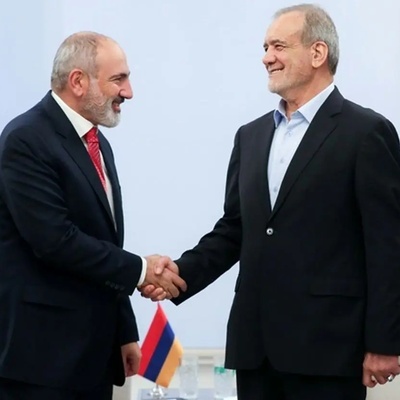 Iran’s President Officially Welcomed in Armenia, Bilateral Talks Begin