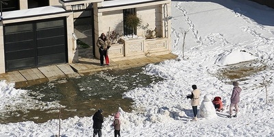 People Flock to Sanandaj’s Snow-Covered Hills for Winter Recreation
