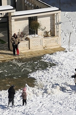 People Flock to Sanandaj’s Snow-Covered Hills for Winter Recreation