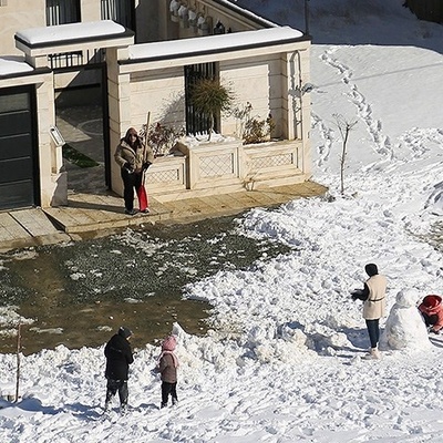 People Flock to Sanandaj’s Snow-Covered Hills for Winter Recreation