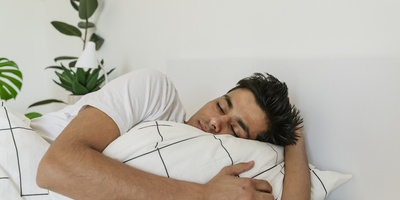 Why Do Some People Sleep Better While Traveling?