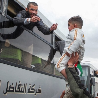 Shocking “Farewell Picture” of 48 Captives Released by Hamas as Gaza City Faces Devastation