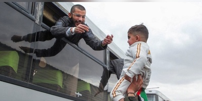 Shocking “Farewell Picture” of 48 Captives Released by Hamas as Gaza City Faces Devastation