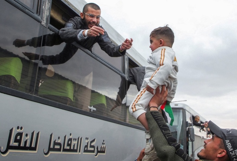 Shocking “Farewell Picture” of 48 Captives Released by Hamas as Gaza City Faces Devastation
