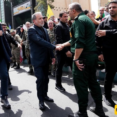(Video) Clash and Competition Between Two Bodyguards of the Foreign Minister to Be the First to Open Abbas Araghchi’s Car Door! / It Looks Like a Race...