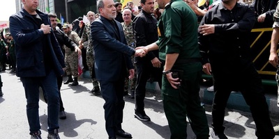 (Video) Clash and Competition Between Two Bodyguards of the Foreign Minister to Be the First to Open Abbas Araghchi’s Car Door! / It Looks Like a Race...