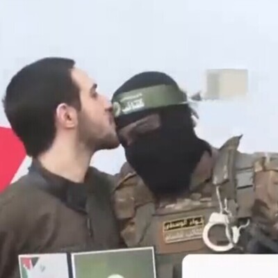 The Scene That Amazed the World: An Israeli Captive Kissing a Palestinian Soldier + Video