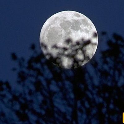 The Moon Amid Stormy Clouds: A Thrilling Sky Spectacle