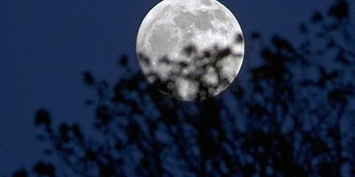 The Moon Amid Stormy Clouds: A Thrilling Sky Spectacle