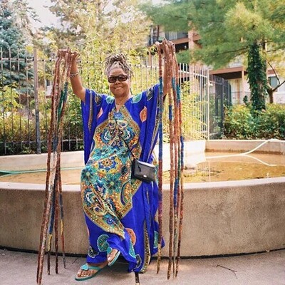 This woman hasn't cut her nails for 27 years; how does she carry 13 meters of nails?! + Photo