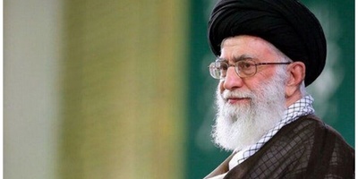 Unseen Photo of Iran’s Leader Working with a Microscope – A Leader Always Attentive to Modern Science