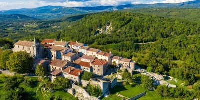 The Smallest City in the World with Only Two Streets