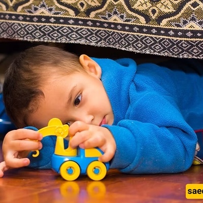 Why Do Children Sometimes Watch Ordinary Objects for a Long Time?