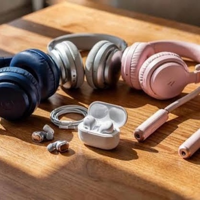 What Is a Hands-Free Headset? Types, Differences, and Modern Hands-Free Technologies
