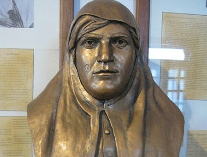 A look at the Tabrizi heroine who, during a time of famine, used her strong hands to stop thieves from taking people's possessions!