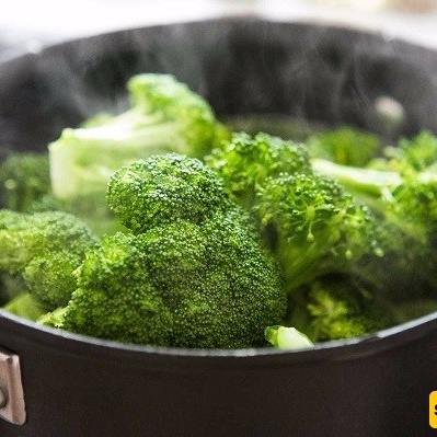 The Secret to Keeping Green Vegetables Bright After Cooking