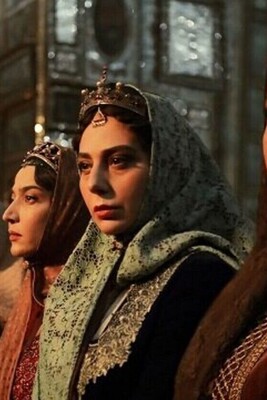 History Highlights / The Street-Style Blogging Looks of Naser al-Din Shah’s Daughters and Women at Golestan Palace 😂