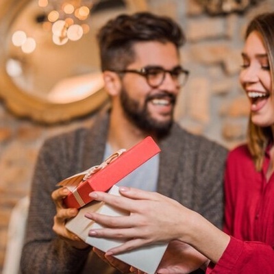 Red Balloons, Chocolate, and Romantic Roses: An Online Valentine’s Paradise