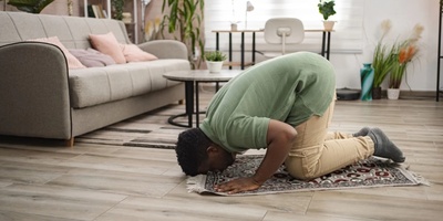 Moving the Body During Prayer: Islamic Rulings, Conditions, and Exceptions Explained