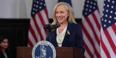 Virginia Governor Spanberger Criticizes Trump on Economy and Immigration