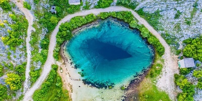 Earth’s Eye Lake: A Breathtaking Natural Wonder with Stunning Views