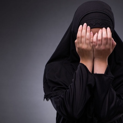 Smooth-Talking Man Tricks Female Traveler