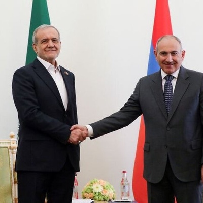 Iranian President, Armenian PM hold private meeting