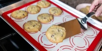 Silpat or Air Mat? A Guide to Choosing the Best Baking Surface for Pastries