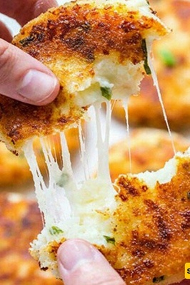 This Trick Makes Your Potato Kuku Taste Like Pizza 😍