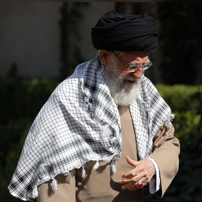 What Is the Story of the Keffiyeh That the Leader of Iran Always Wears? / Examining 4 Perspectives on the Leader’s Use of the Keffiyeh