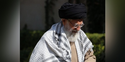 What Is the Story of the Keffiyeh That the Leader of Iran Always Wears? / Examining 4 Perspectives on the Leader’s Use of the Keffiyeh