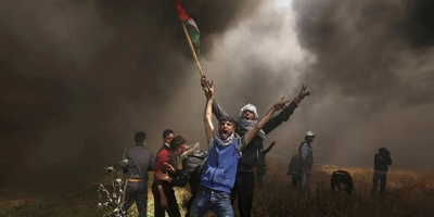 Palestinian Youth Block Israeli Settlers From Reaching Homes
