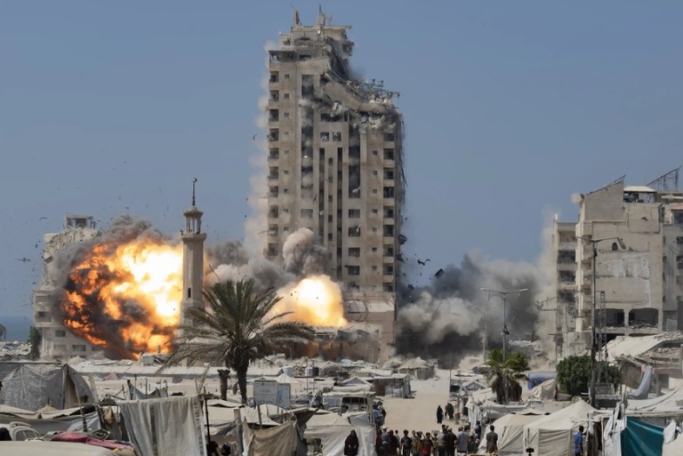 (VIDEO) The Last 30 Minutes in a Gaza Tower Before Israeli Missiles Reduced It to Dust (Screams, Stairs, and a Final Goodbye)