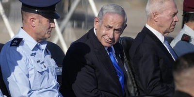 Benjamin Netanyahu at an Israeli Army Graduation Ceremony in 1976 (Photo)