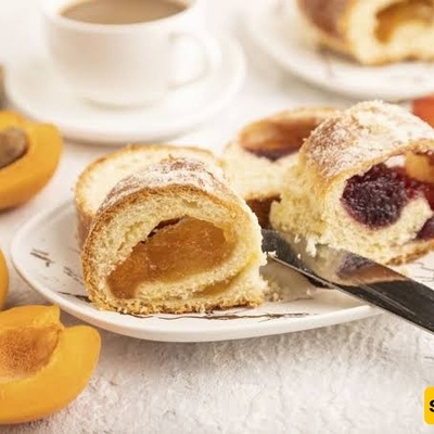 Apricot Swiss Roll with a Soft Texture and Fruity Aroma — A Perfect Treat for Parties and Family Afternoon Tea